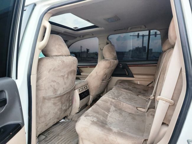 Подержанный Toyota Land Cruiser 200 Series Рестайлинг 1, 4.6 л, 2013 в Шардже от Nassem Al Sham Used Cars Белый цвет. GCC | AUTO.AE