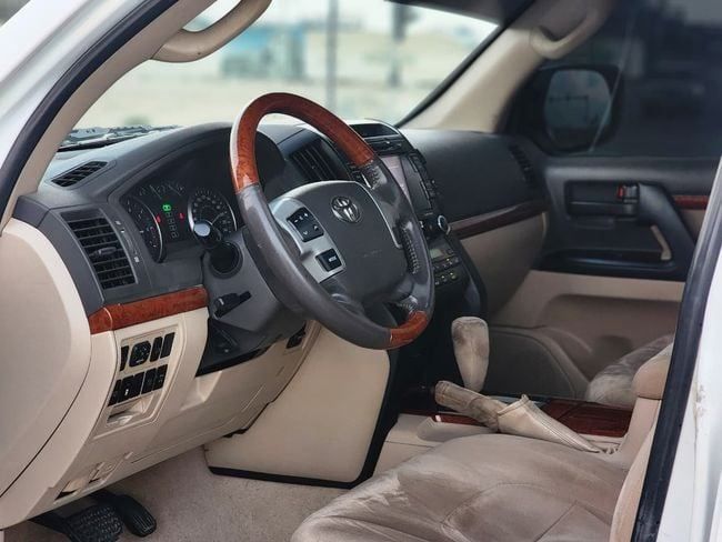 Подержанный Toyota Land Cruiser 200 Series Рестайлинг 1, 4.6 л, 2013 в Шардже от Nassem Al Sham Used Cars Белый цвет. GCC | AUTO.AE