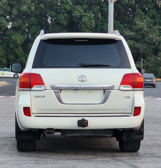 Подержанный Toyota Land Cruiser 200 Series Рестайлинг 1, 4.6 л, 2013 в Шардже от Nassem Al Sham Used Cars Белый цвет. GCC | AUTO.AE