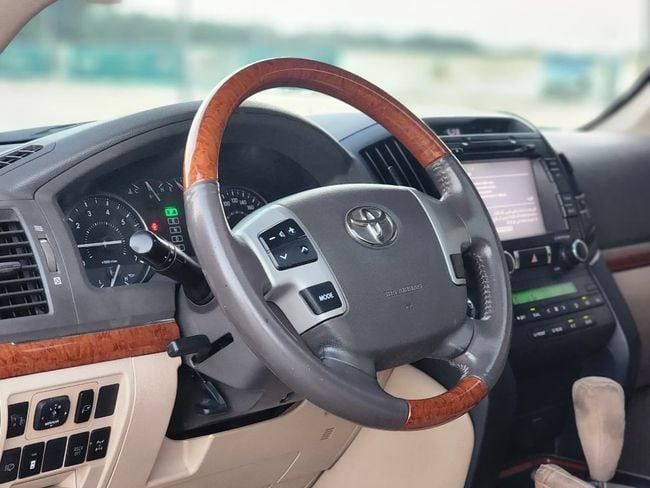 Подержанный Toyota Land Cruiser 200 Series Рестайлинг 1, 4.6 л, 2013 в Шардже от Nassem Al Sham Used Cars Белый цвет. GCC | AUTO.AE