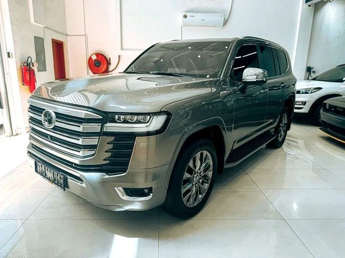 Подержанный Toyota Land Cruiser 300 Series, 3.4 л, 2022 в Шардже от Ryno Cars Серый цвет. GCC | AUTO.AE
