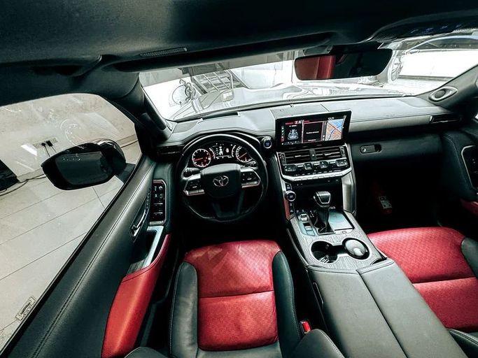 Подержанный Toyota Land Cruiser 300 Series, 3.4 л, 2022 в Шардже от Ryno Cars Серый цвет. GCC | AUTO.AE