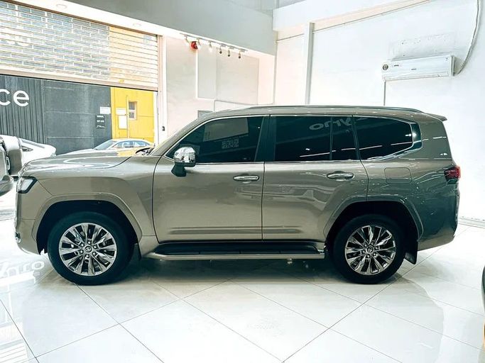 Подержанный Toyota Land Cruiser 300 Series, 3.4 л, 2022 в Шардже от Ryno Cars Серый цвет. GCC | AUTO.AE