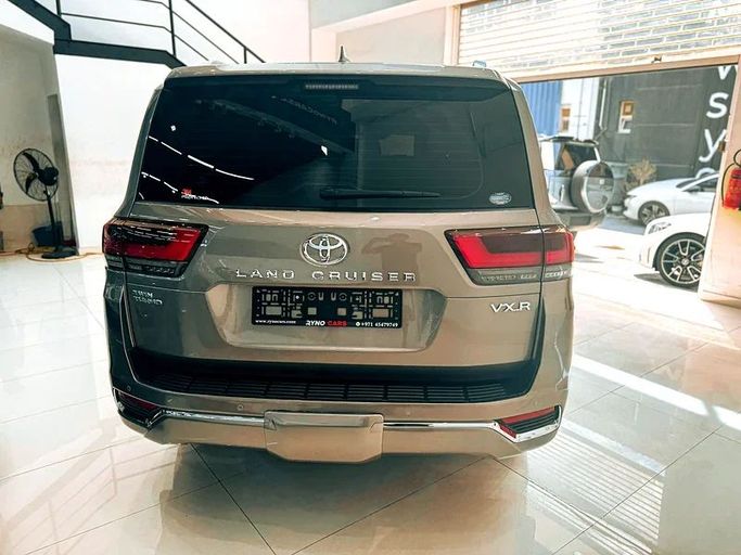 Подержанный Toyota Land Cruiser 300 Series, 3.4 л, 2022 в Шардже от Ryno Cars Серый цвет. GCC | AUTO.AE