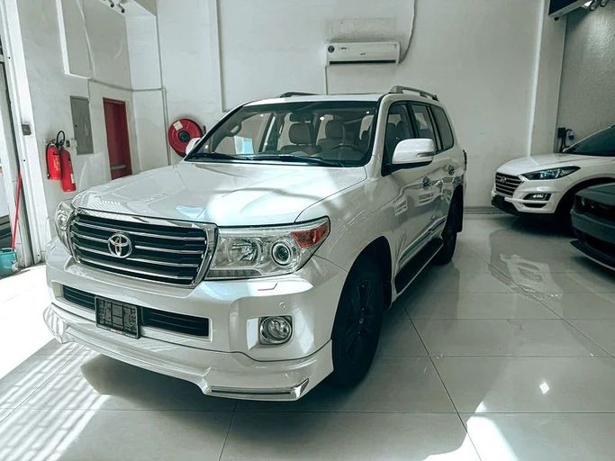 Подержанный Toyota Land Cruiser 200 Series Рестайлинг 2, 4.0 л, 2015 в Шардже от Ryno Cars Белый цвет. GCC | AUTO.AE