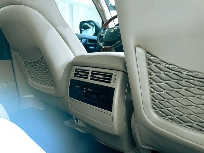 Подержанный Toyota Land Cruiser 200 Series Рестайлинг 2, 4.0 л, 2015 в Шардже от Ryno Cars Белый цвет. GCC | AUTO.AE