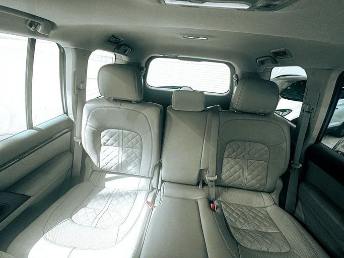 Подержанный Toyota Land Cruiser 200 Series Рестайлинг 2, 4.0 л, 2015 в Шардже от Ryno Cars Белый цвет. GCC | AUTO.AE