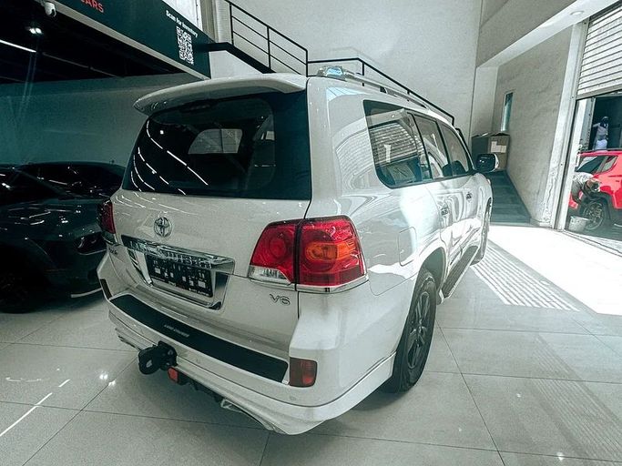 Подержанный Toyota Land Cruiser 200 Series Рестайлинг 2, 4.0 л, 2015 в Шардже от Ryno Cars Белый цвет. GCC | AUTO.AE