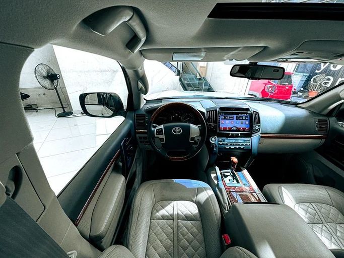 Подержанный Toyota Land Cruiser 200 Series Рестайлинг 2, 4.0 л, 2015 в Шардже от Ryno Cars Белый цвет. GCC | AUTO.AE