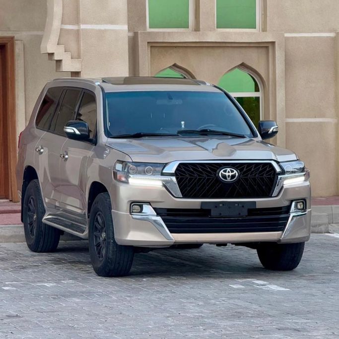 Подержанный Toyota Land Cruiser 200 Series Рестайлинг 2, 4.0 л, 2021 в Шардже от Sarmad Cars Бежевый цвет. GCC | AUTO.AE