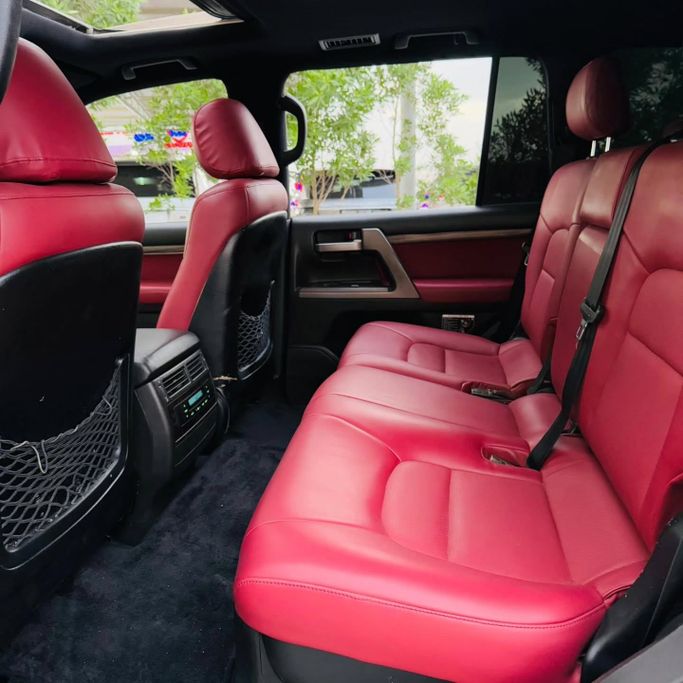 Подержанный Toyota Land Cruiser 200 Series Рестайлинг 2, 4.0 л, 2021 в Шардже от Sarmad Cars Бежевый цвет. GCC | AUTO.AE