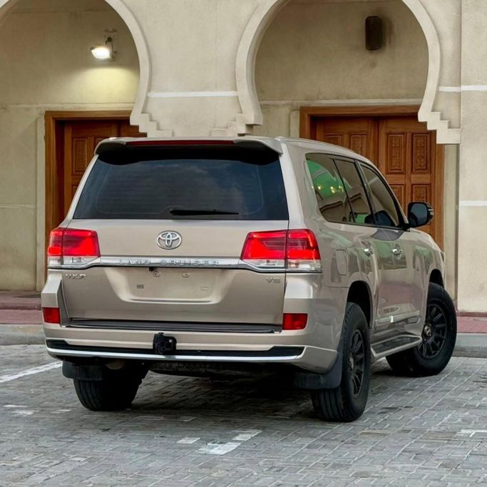 Подержанный Toyota Land Cruiser 200 Series Рестайлинг 2, 4.0 л, 2021 в Шардже от Sarmad Cars Бежевый цвет. GCC | AUTO.AE