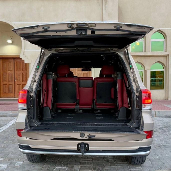 Подержанный Toyota Land Cruiser 200 Series Рестайлинг 2, 4.0 л, 2021 в Шардже от Sarmad Cars Бежевый цвет. GCC | AUTO.AE