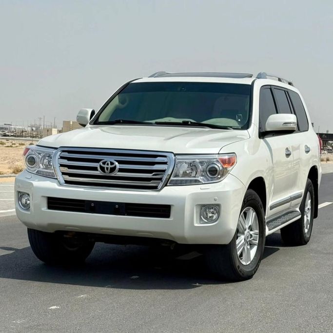 Подержанный Toyota Land Cruiser 200 Series Рестайлинг 1, 4.6 л, 2014 в Шардже от Sarmad Cars Белый цвет. Other | AUTO.AE