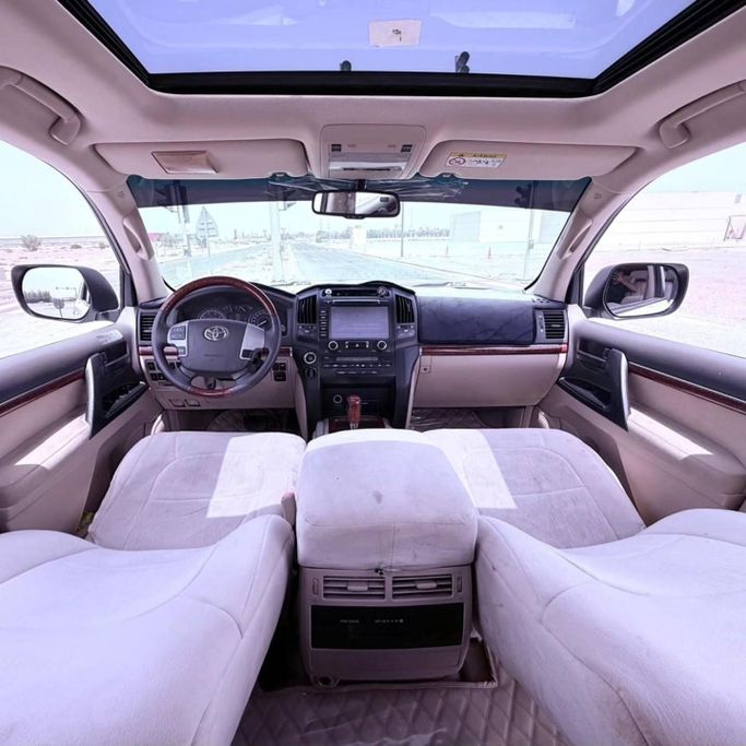 Подержанный Toyota Land Cruiser 200 Series Рестайлинг 1, 4.6 л, 2014 в Шардже от Sarmad Cars Белый цвет. Other | AUTO.AE