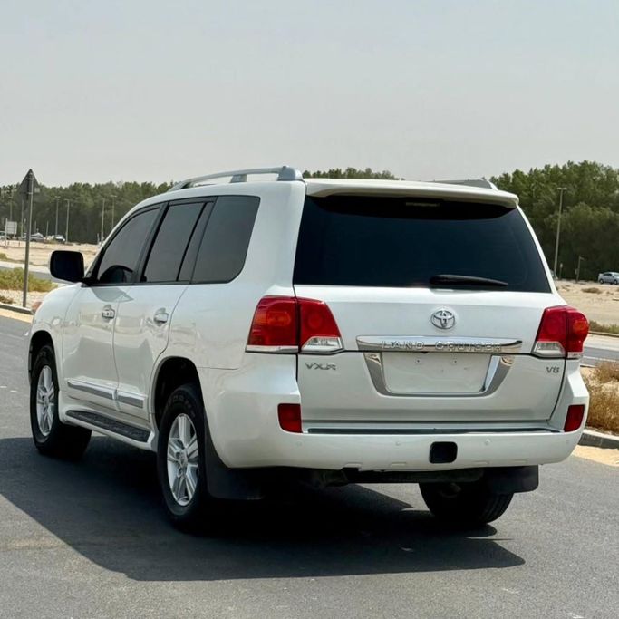 Подержанный Toyota Land Cruiser 200 Series Рестайлинг 1, 4.6 л, 2014 в Шардже от Sarmad Cars Белый цвет. Other | AUTO.AE