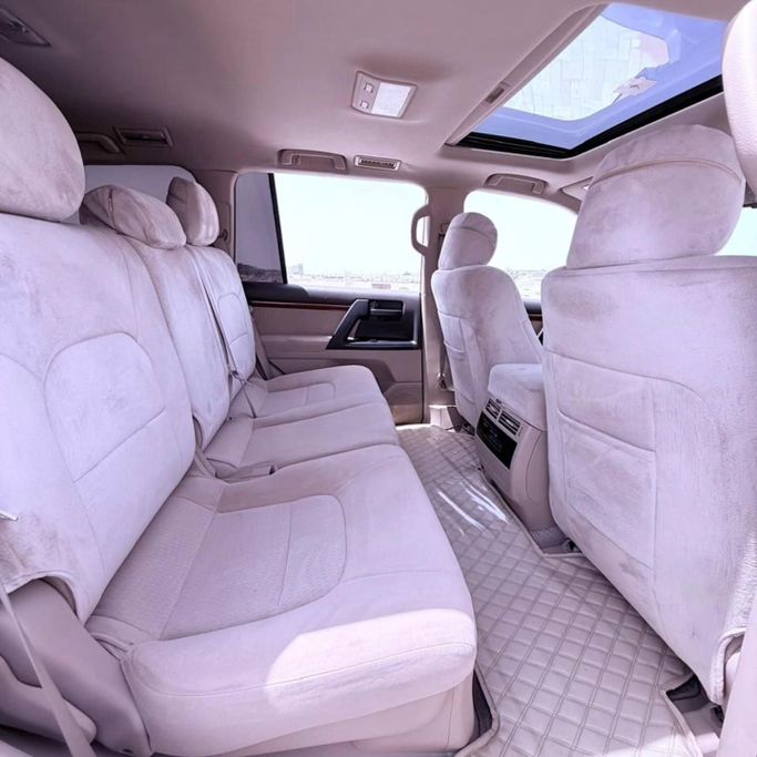 Подержанный Toyota Land Cruiser 200 Series Рестайлинг 1, 4.6 л, 2014 в Шардже от Sarmad Cars Белый цвет. Other | AUTO.AE