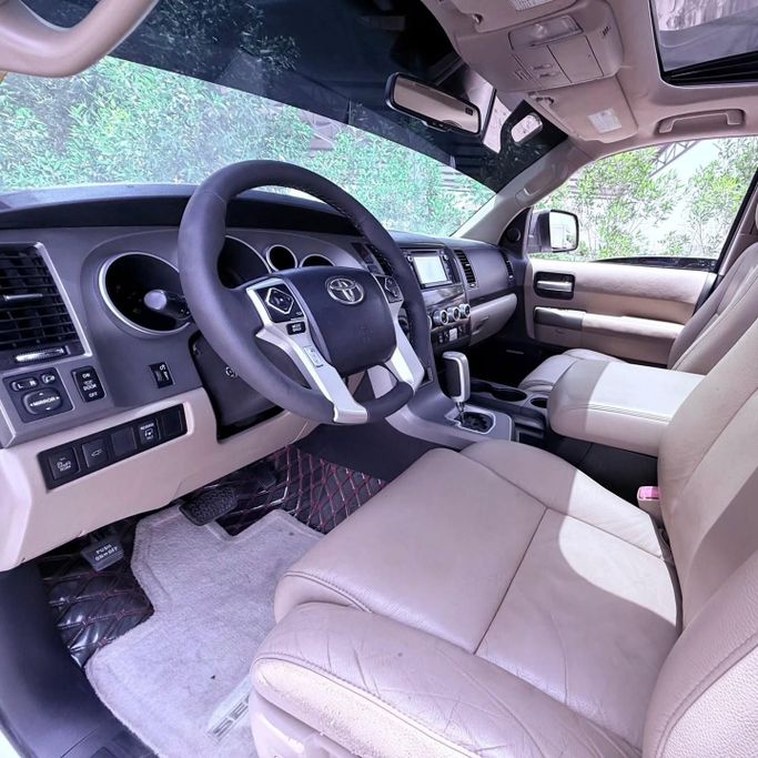 Подержанный Toyota Land Cruiser 200 Series Рестайлинг 2, 5.7 л, 2015 в Шардже от Sarmad Cars Белый цвет. Other | AUTO.AE