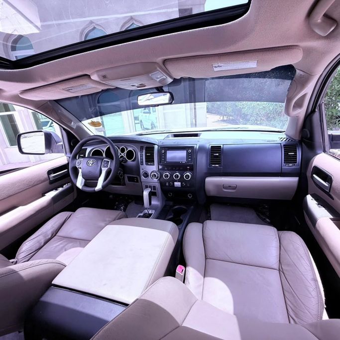 Подержанный Toyota Land Cruiser 200 Series Рестайлинг 2, 5.7 л, 2015 в Шардже от Sarmad Cars Белый цвет. Other | AUTO.AE