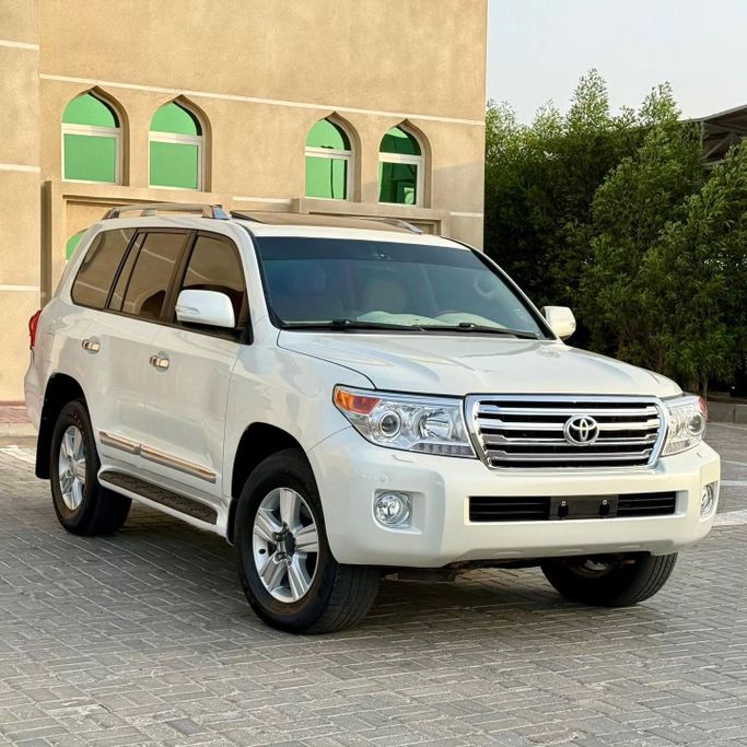 Подержанный Toyota Land Cruiser 200 Series Рестайлинг 1, 4.6 л, 2014 в Шардже от Sarmad Cars Белый цвет. Other | AUTO.AE