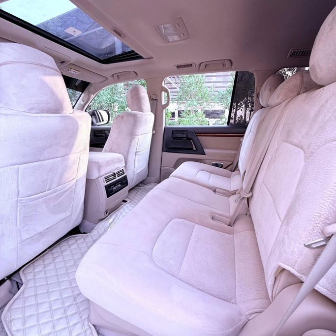 Подержанный Toyota Land Cruiser 200 Series Рестайлинг 1, 4.6 л, 2014 в Шардже от Sarmad Cars Белый цвет. Other | AUTO.AE