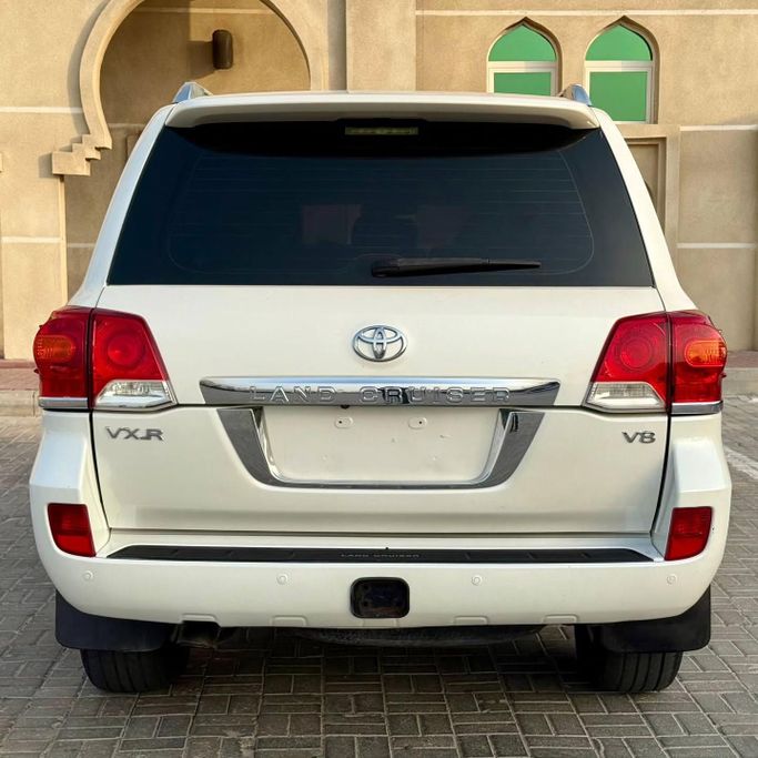 Подержанный Toyota Land Cruiser 200 Series Рестайлинг 1, 4.6 л, 2014 в Шардже от Sarmad Cars Белый цвет. Other | AUTO.AE