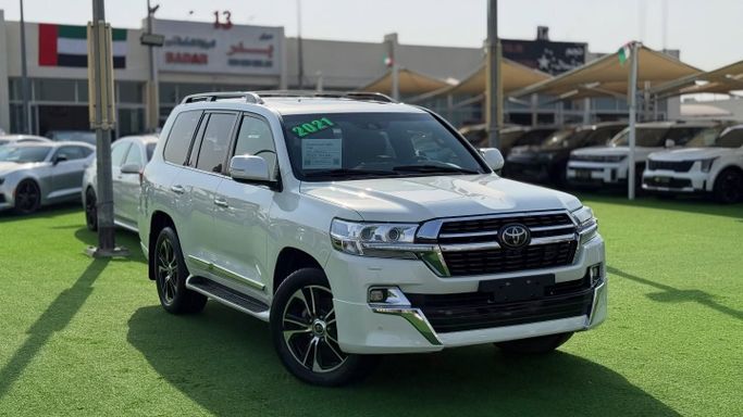 Подержанный Toyota Land Cruiser 200 Series Рестайлинг 2, 5.7 л, 2021 в Шардже от Badar Used Cars Белый цвет.  | AUTO.AE