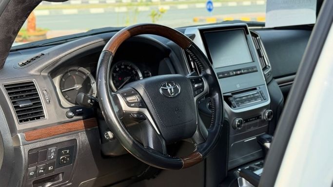 Подержанный Toyota Land Cruiser 200 Series Рестайлинг 2, 5.7 л, 2021 в Шардже от Badar Used Cars Белый цвет.  | AUTO.AE