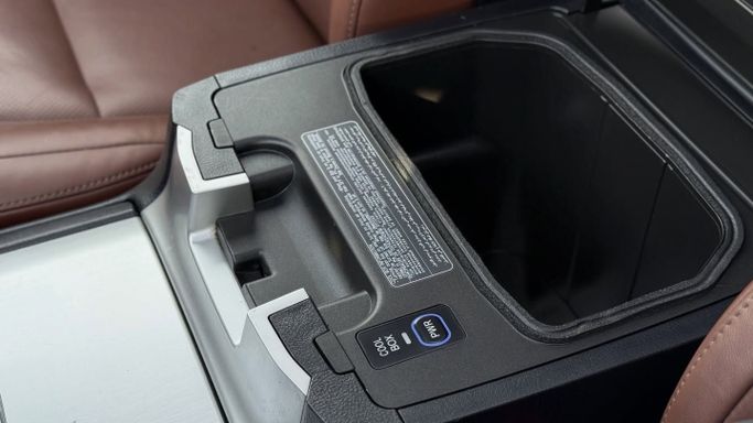 Подержанный Toyota Land Cruiser 200 Series Рестайлинг 2, 5.7 л, 2021 в Шардже от Badar Used Cars Белый цвет.  | AUTO.AE