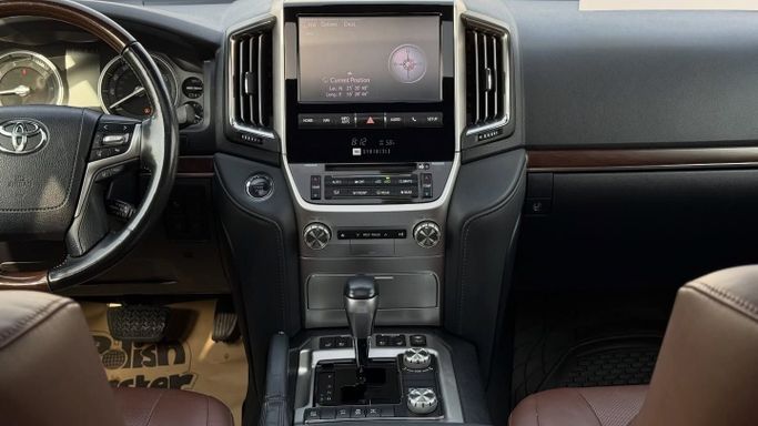 Подержанный Toyota Land Cruiser 200 Series Рестайлинг 2, 5.7 л, 2021 в Шардже от Badar Used Cars Белый цвет.  | AUTO.AE