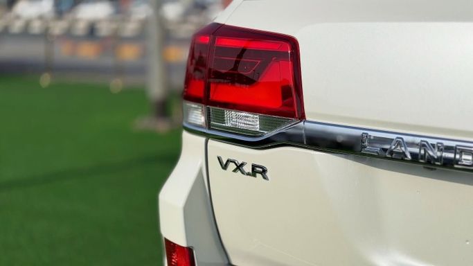 Подержанный Toyota Land Cruiser 200 Series Рестайлинг 2, 5.7 л, 2021 в Шардже от Badar Used Cars Белый цвет.  | AUTO.AE