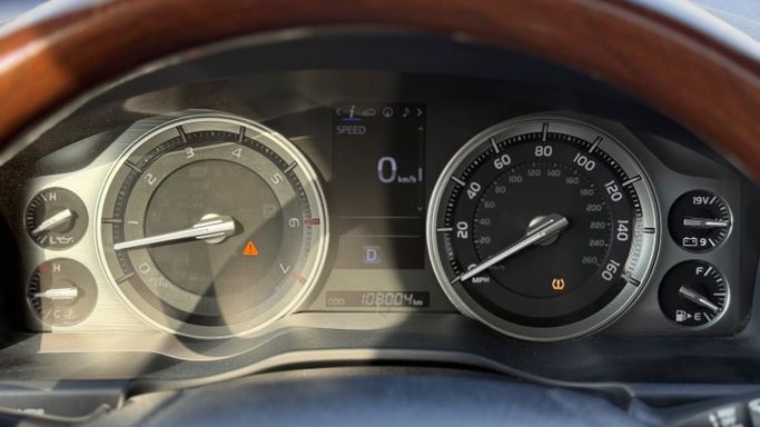 Подержанный Toyota Land Cruiser 200 Series Рестайлинг 2, 5.7 л, 2021 в Шардже от Badar Used Cars Белый цвет.  | AUTO.AE