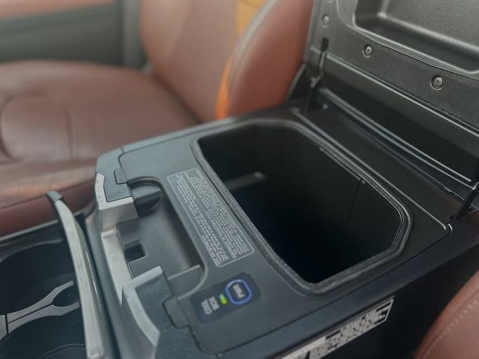 Used Toyota Land Cruiser 200 Series Facelift 2, 5.7 l, 2016 in Sharjah by Badar Used Cars, White color.  | AUTO.AE