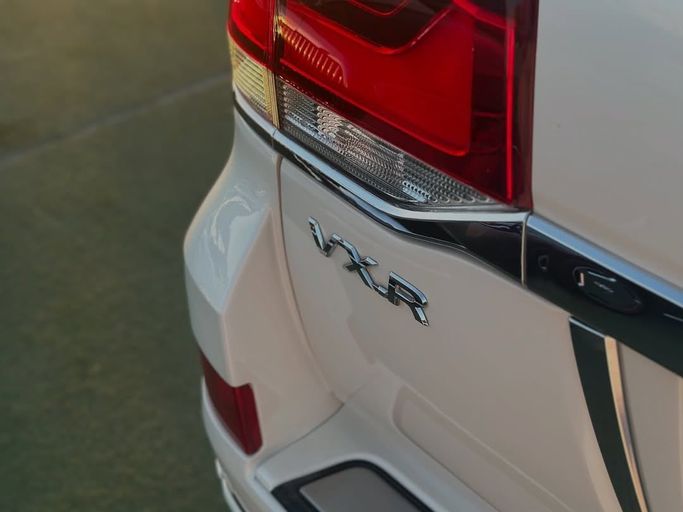 Used Toyota Land Cruiser 200 Series Facelift 2, 5.7 l, 2016 in Sharjah by Badar Used Cars, White color.  | AUTO.AE