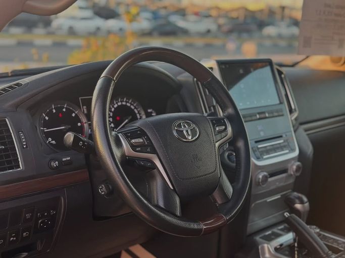 Used Toyota Land Cruiser 200 Series Facelift 2, 5.7 l, 2016 in Sharjah by Badar Used Cars, White color.  | AUTO.AE