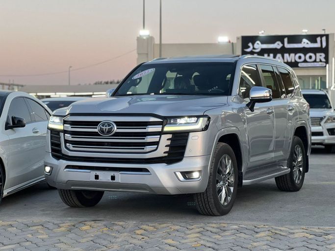 Подержанный Toyota Land Cruiser 300 Series, 3.4 л, 2022 в Шардже от Mohamed Zaki Younis Used Cars Серебристый цвет. GCC | AUTO.AE