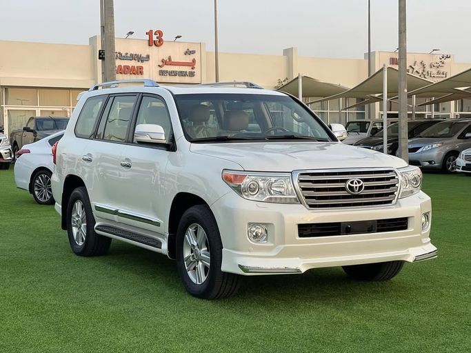 Used Toyota Land Cruiser 200 Series Facelift 1, 4.6 l, 2015 in Sharjah by Badar Used Cars, White color.  | AUTO.AE