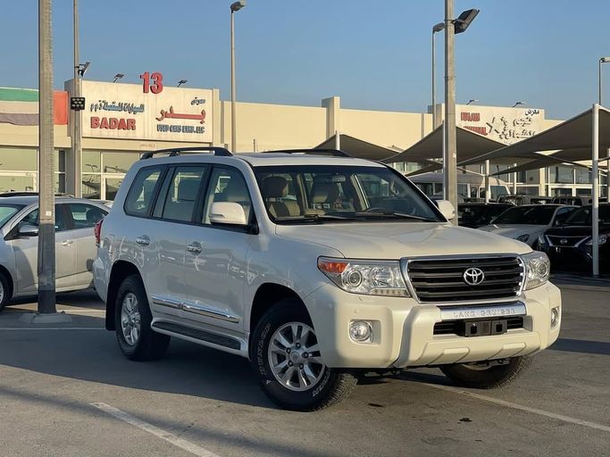 Used Toyota Land Cruiser 200 Series Facelift 1, 4.6 l, 2012 in Sharjah by Badar Used Cars, White color.  | AUTO.AE