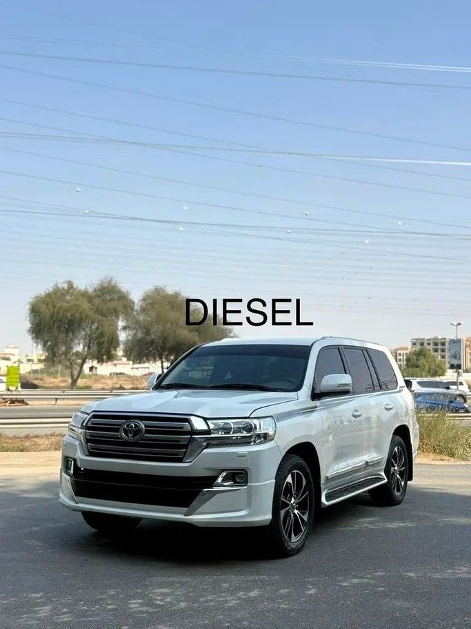 Used Toyota Land Cruiser 200 Series Facelift 2, 4.5 l, 2019 in Sharjah by Al Jawareh Used Cars, White color. GCC Specs | AUTO.AE