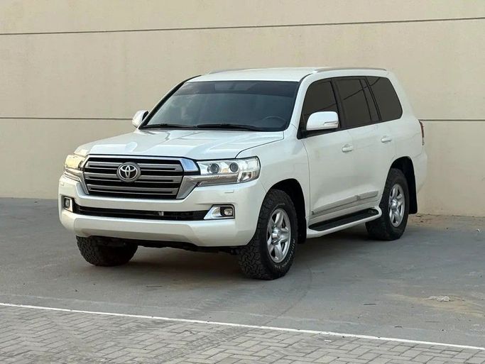 Подержанный Toyota Land Cruiser 200 Series Рестайлинг 2, 4.5 л, 2019 в Шардже от Al Jawareh Used Cars Белый цвет. GCC | AUTO.AE
