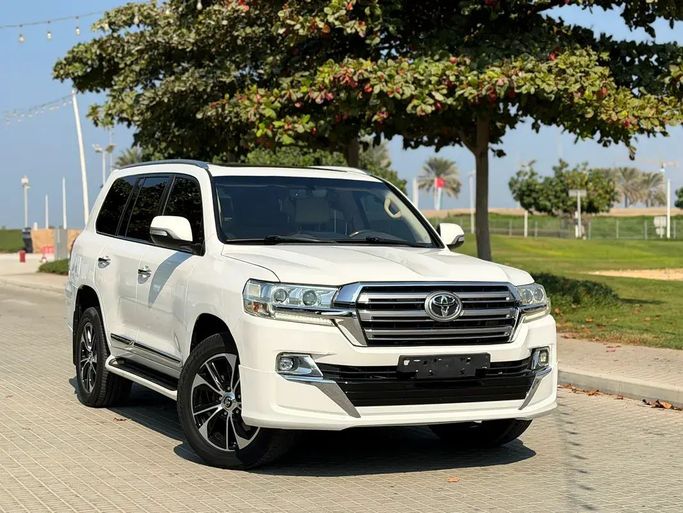 Подержанный Toyota Land Cruiser 200 Series Рестайлинг 2, 5.7 л, 2017 в Шардже от Al Sayarah Afaeqah Used Cars Белый цвет. GCC | AUTO.AE