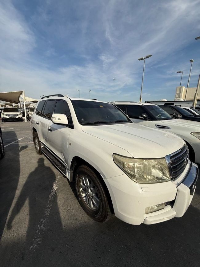 مستعملة Toyota Land Cruiser السلسلة 200, 4.0 l, 2011 في في الشارقة من Emirates & Gulf used cars، اللون أبيض. مواصفات الخليج | AUTO.AE