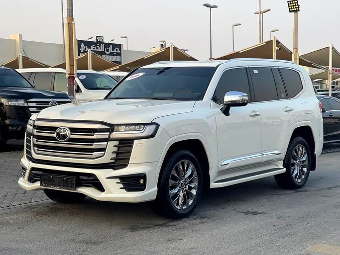 Подержанный Toyota Land Cruiser 300 Series, 4.0 л, 2024 в Шардже от ASAL ALHAIBAH USED CARS Белый цвет. GCC | AUTO.AE