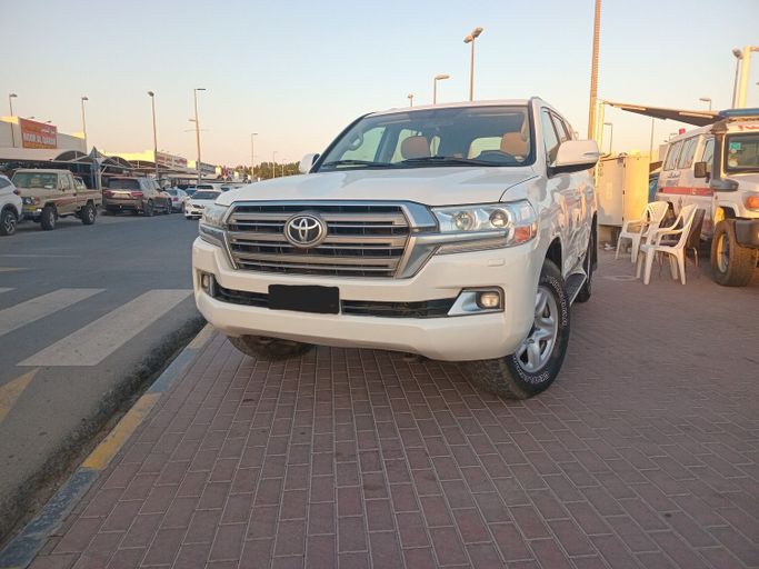 Подержанный Toyota Land Cruiser 200 Series Рестайлинг 2, 4.5 л, 2018 в Шардже от Yamani Used Cars Trading LLC Белый цвет. GCC | AUTO.AE