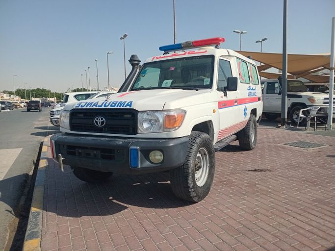 مستعملة Toyota Land Cruiser 70 Series 70 Series Facelift 1, 4.2 l, 2013 في في الشارقة من Yamani Used Cars Trading LLC، اللون أبيض. مواصفات الخليج | AUTO.AE