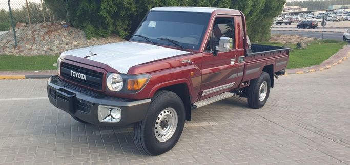 Подержанный Toyota Land Cruiser 70 Series Рестайлинг 1, 4.0 л, 2022 в Шардже от Ishtar Used Cars Тёмно-бордовый цвет. GCC | AUTO.AE