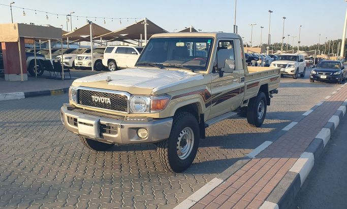 Подержанный Toyota Land Cruiser 70 Series Рестайлинг 1, 4.0 л, 2019 в Шардже от Ishtar Used Cars Бежевый цвет. GCC | AUTO.AE