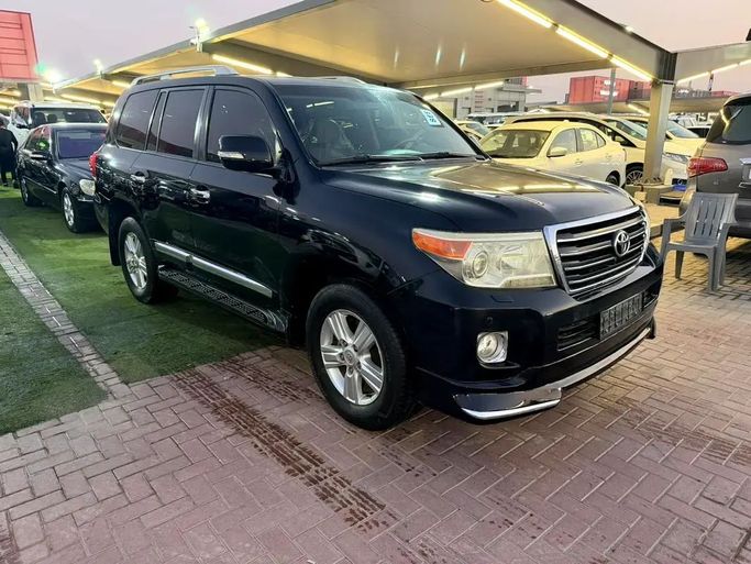 Подержанный Toyota Land Cruiser 200 Series Рестайлинг 1, 4.6 л, 2013 в Шардже от AL WARID USED CARS Черный цвет. GCC | AUTO.AE