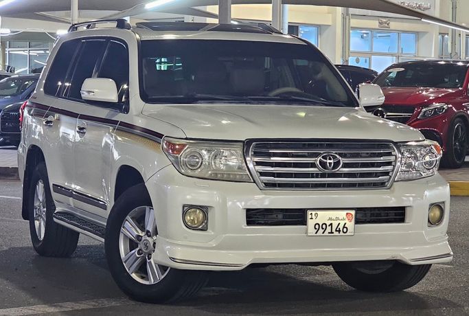 مستعملة Toyota Land Cruiser 200 Series 200 Series Facelift 1, 4.6 l, 2015 في في الشارقة، اللون أبيض. مواصفات الخليج | AUTO.AE