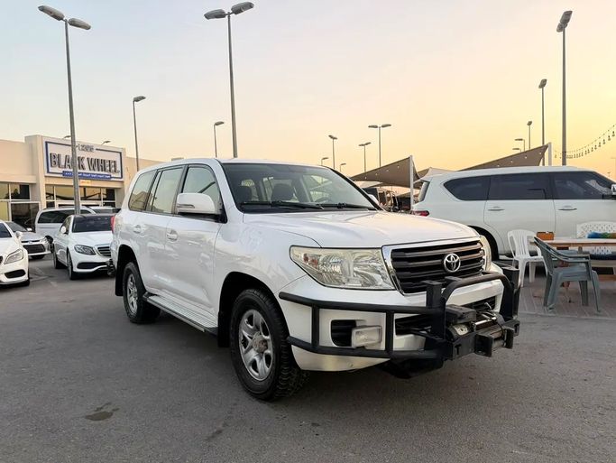 مستعملة Toyota Land Cruiser 200 Series 200 Series Facelift 1, 4.5 l, 2014 في في الشارقة من Black Wheel Used Cars، اللون أبيض. المواصفات اليابانية | AUTO.AE